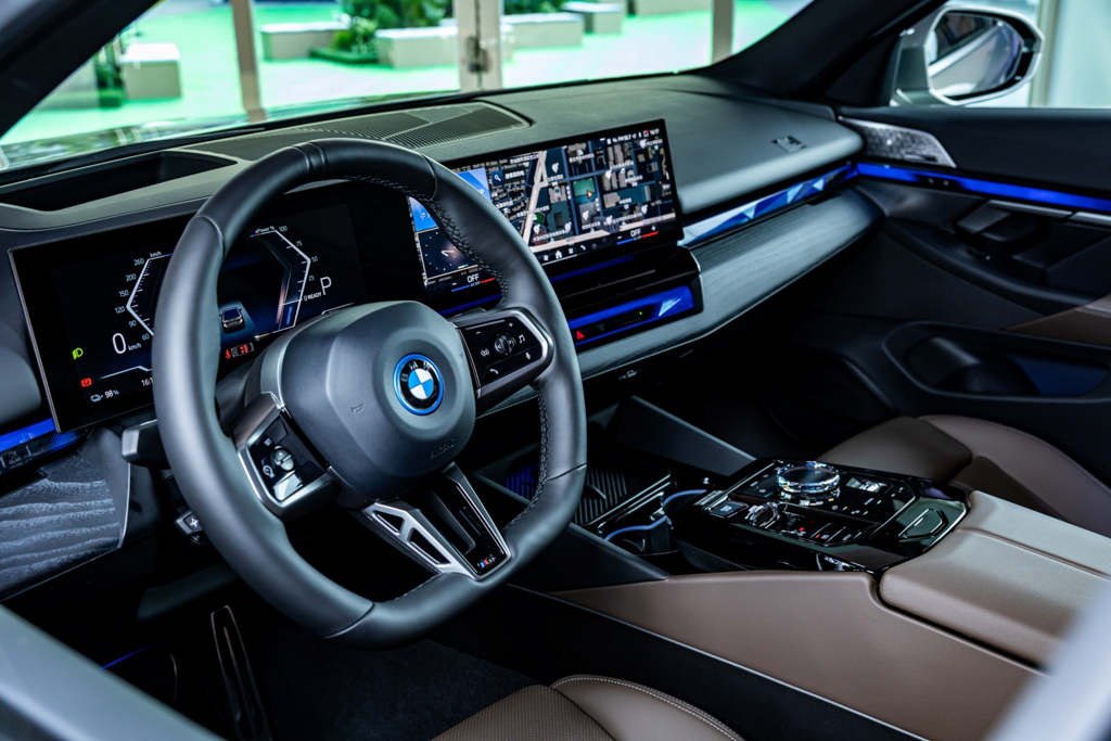 透過重新詮釋的駕駛導向設計，將懸浮式曲面螢幕結合全新BMW Operating System 8.5、頂級水晶中控套件、隱藏式冷氣出風口設計與大幅減少的實體按鍵，交織出了宛如旗艦般的座艙設計。(圖/2gamesome)