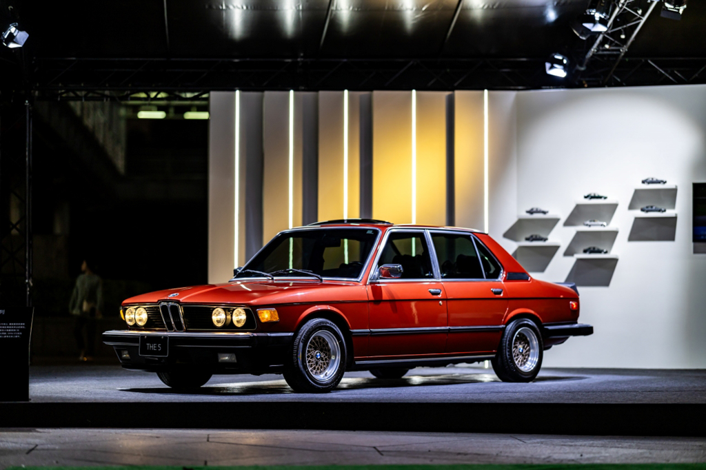 BMW以1972年登場的首款5系列，奠定世上最成功的Business Sedan中大型豪華房車地位，承襲過往歷代5系列的成功經驗，持續創造並挑戰，為全新世代BMW 5系列寫下傲視級距的傳奇篇章。(圖/2gamesome)