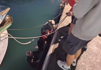 基隆醉男碼頭「尿尿」落海    友人急跳水救     2人抓防撞墊獲救