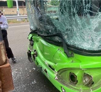 國道1鼎金段統聯客運追撞兩大車    5人受傷送醫