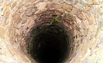 她走到廚房突遭吞噬 百年老屋地板下竟藏15公尺深井