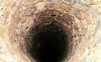 百年老屋地板突裂開！驚現「神祕洞穴」 老婦跌落慘死