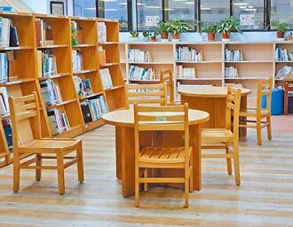 北市 圖書館桌椅不良 影響學童坐姿