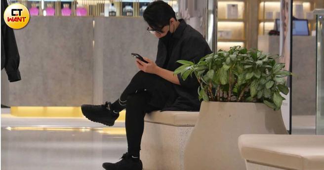 柯汶利先在廁所「蹲」了近半小時，後來坐在百貨商場內滑手機。（圖／本刊攝影組）