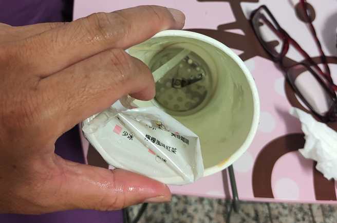 网友买丹丹汉堡，打开饮料惊见神秘「铁块」，引起讨论。（图／翻摄自爆料公社二社）