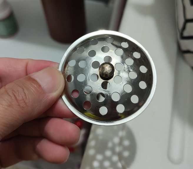 一名网友26日去买丹丹汉堡，打开饮料惊见神秘「铁块」。（图／翻摄自爆料公社二社）