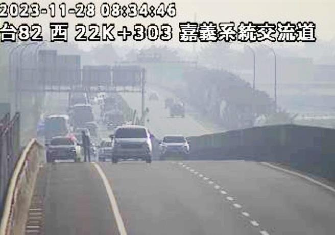 台82線快速公路東向西23.2公里嘉義交流道附近，28日上午8點多，短短500公尺內共有3起車禍。（呂妍庭翻攝）