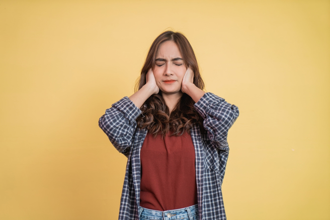 有些人在外人眼中已足够完美，彷佛置身于人生的巅峰，却怀着深深的自卑，让人感到困惑。（示意图／达志影像／shutterstock）