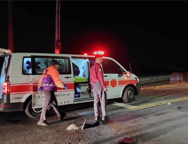 嘉义县民雄乡丰收村嘉105乡道与产业道路路口，27日晚间10点多发生机车与汽车撞击事故，女大生骑士当场死亡。（读者提供／吕妍庭嘉义传真）