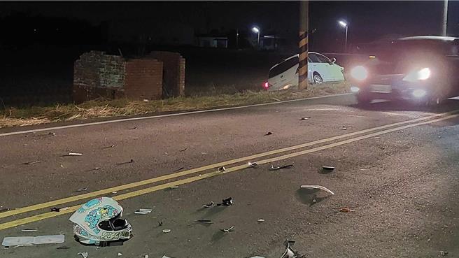 嘉义县民雄乡丰收村嘉105乡道与产业道路路口，27日晚间10点多发生机车与汽车撞击事故，女大生骑士当场死亡。（读者提供／吕妍庭嘉义传真）