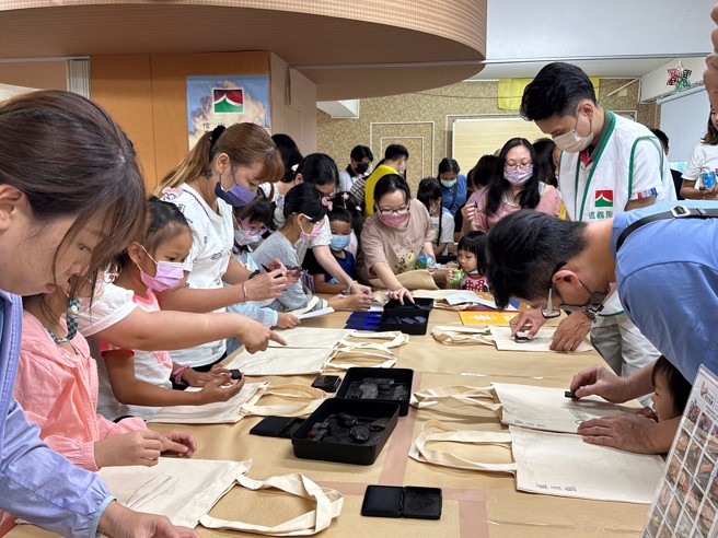 信义房屋成大店透过手作活动进行食鱼教育。(图/信义房屋 提供)