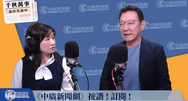 國民黨副總統候選人趙少康（右）接受資深媒體人王淺秋（左）專訪。（圖擷取自千秋萬事YouTube）