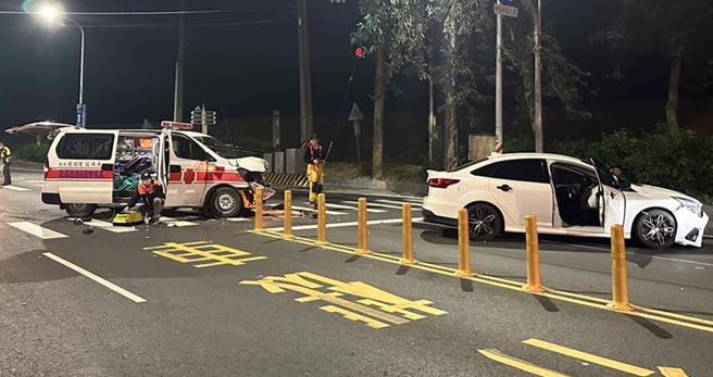 高雄市消防局那玛夏分队救护车26日晚间执行载送伤患就医途中，在旗山区中华路与復新东街路口遇到红灯，救护车司机鸣笛通过路口，却遭一辆绿灯左转的轿车撞上，小客车驾驶与救护车副驾驶皆受伤，所幸未造成救护车上患者严重伤害。（高雄市警方提供／林雅惠传真）