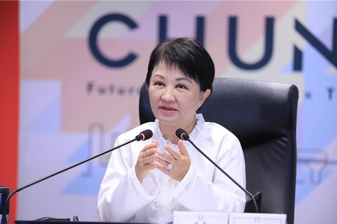 台中市長盧秀燕上午在市政會議宣布，台中購物節舉辦5屆，她今年首次中了3000元獎金。(林欣儀攝)