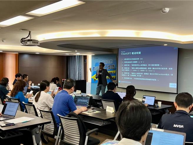 「台北数位企业发展中心」针对企业主及高阶主管推出「数位创新工作坊」，三梯次授课已于10月底完成结业式。(黄敬文翻摄)