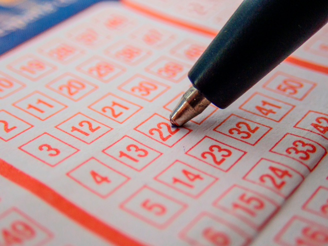 美国一名男子买彩券时，店员却不小心印错，但他并未生气而是选择照买，最终幸运中了1200万。(示意图/达志影像)