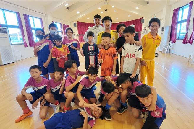 台东丰里国小勇夺全国学童杯足球锦标赛五年级组冠军。（读者提供／蔡旻妤台东传真）