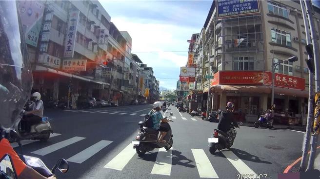 民眾檢舉交通違規爆增，其中紅燈右轉為交通違規前五名。(警方提供／林和生屏東傳真)