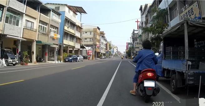 民眾檢舉交通違規爆增，其中未戴安全帽為交通違規前五名。(警方提供／林和生屏東傳真)