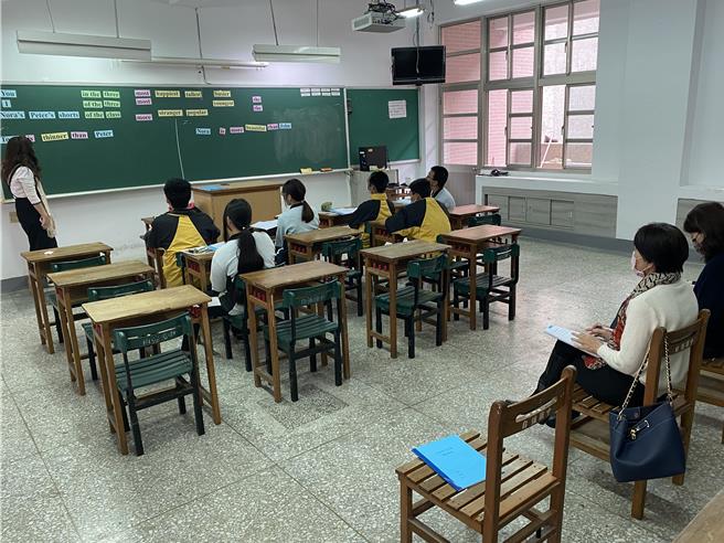 花莲县政府自2021年迄今，已陆续替全县20多所学校更新灯具，提升学校节能效益及学习品质。（花莲县政府提供／罗亦晽花莲传真）