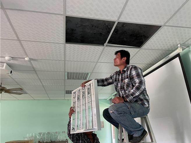 花莲县政府今年获中央35万元经费挹注下，陆续替15所学校更换高效能LED灯具，提升节能效益及学生学习品质 。（花莲县政府提供／罗亦晽花莲传真）