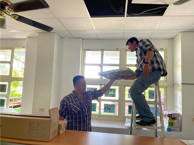 花莲县政府今年获中央35万元经费挹注下，陆续替15所学校更换高效能LED灯具，提升节能效益及学生学习品质 。（花莲县政府提供／罗亦晽花莲传真）