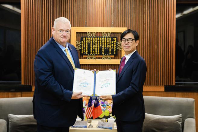 陈其迈市长与伊凡斯眾议员交换合作意向信。（图／高雄市行国处）