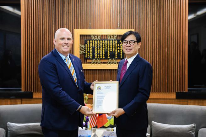 克莱姆前眾议员代表递交奥勒冈州库斯湾市合作意向信予陈其迈市长。（图／高雄市行国处）