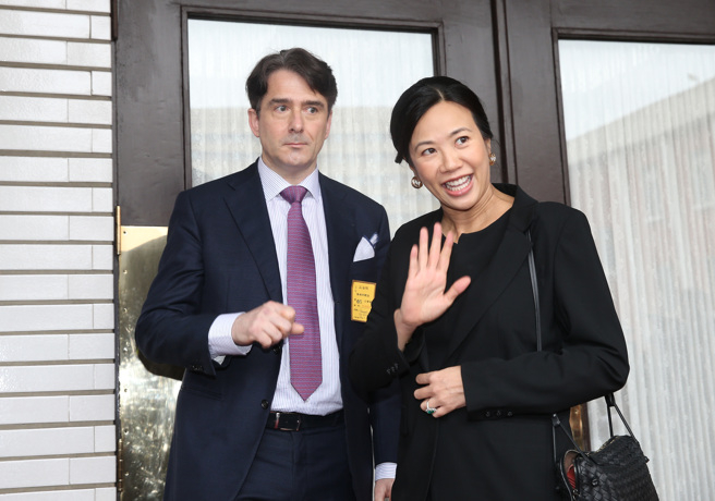 图为民眾党副总统候选人吴欣盈（右）及其丈夫雷诺（左）。（资料照,姚志平摄）