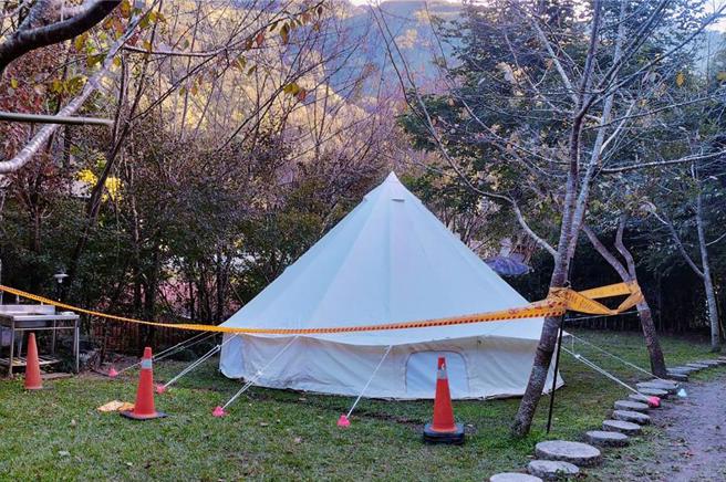 桃园市罗姓妇人带双胞胎女儿到尖石后山秀峦露营区露营，发生一氧化碳中毒的营帐，警方围起封锁线。（新竹县消防局提供／罗浚滨新竹传真）