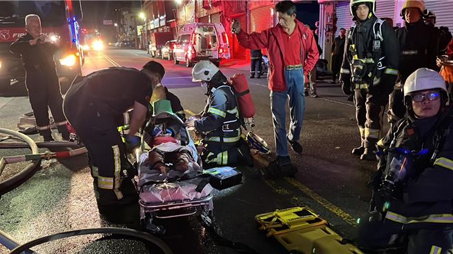 消防人员到场救援，许男一家人被救出时已无呼吸心跳。（民眾提供／李京升苗栗传真）