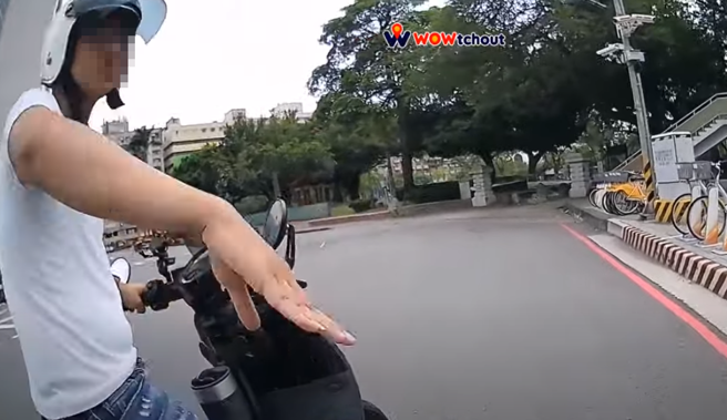 有騎士禮讓行人卻被按喇叭，還被嗆聲「幹嘛突然急煞」，他氣得跟在後方，並檢舉2違規。（ 圖／ 翻攝自「WoWtchout-地圖型行車影像分享平台」）