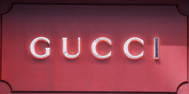 
由于工作室多数员工即将从罗马搬迁米兰，时尚品牌古驰（Gucci）罗马设计工作室约40名设计师与裁缝师今天放下手边工作，举行Gucci设计部门破天荒的首次罢工行动。(图/ 路透社)