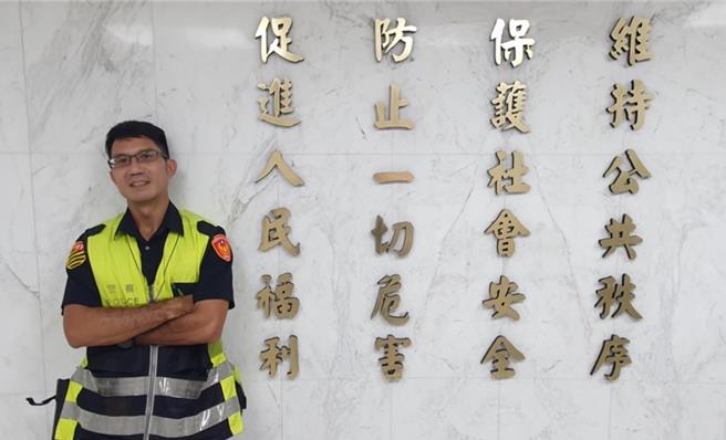 機車騎上人行道，警查獲無照男酒駕。（警方提供）