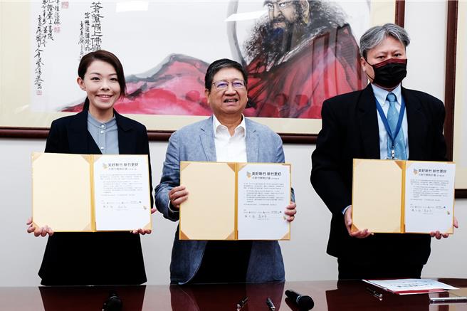 新竹市长高虹安（左至右）、新竹县长杨文科及科学工业同业公会处长卢秉志，28日在新竹县长室共同签署「大新竹轻轨计画推动合作备忘录MOU」。（罗浚滨摄）