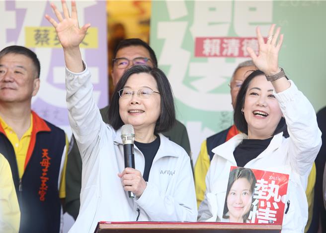 蔡英文总统（前排左）28日前往台北市天母三玉宫参香祈福，民进党立委吴思瑶（前排右）及爱犬陪同出席，两人并与对街民眾打招呼。（张铠乙摄）