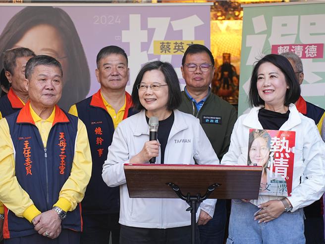 民进党台北市一选区（北士林、北投）立法委员吴思瑶今(28)日偕同蔡英文总统，一同到天母三玉宫参香，并开箱最新的「挺好的、选对的」竞选海报。（黄敬文摄）