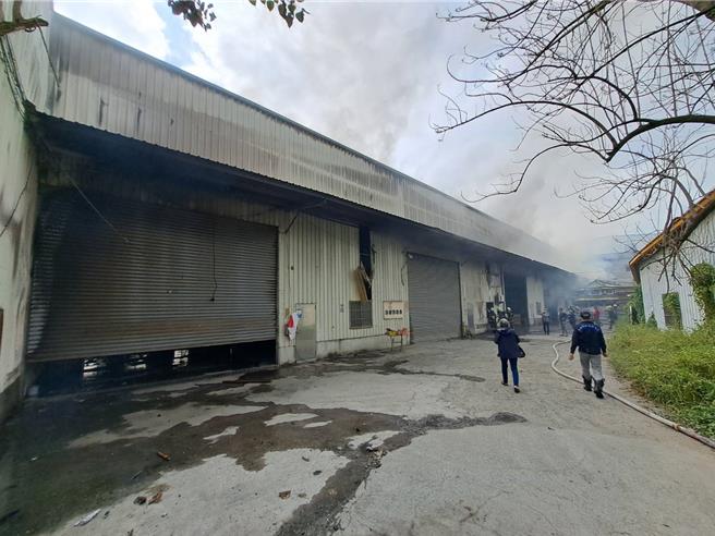火势蔓延周边粗估5间铁皮屋，包括空厂房、家电厂房、存放盐巴、机电厂房，消防人员出动14车22人前往现场灭火，火势于中午12时23分扑灭，无人受伤受困，起火原因深入调查中。（高雄市警方提供／林雅惠传真）