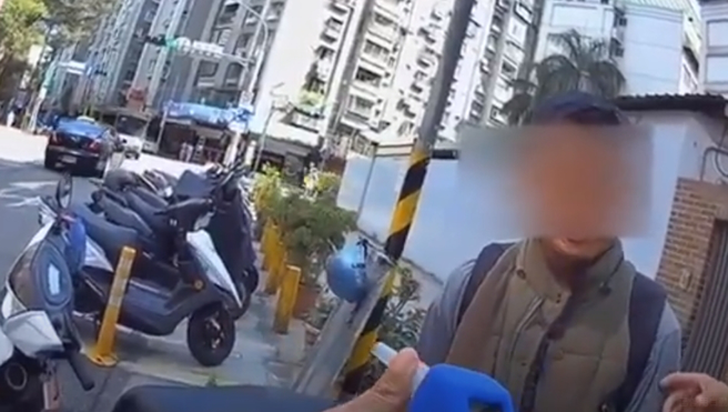 機車逆向騎上人行道遭警攔查，竟查獲無照男酒駕。（翻攝自影片）