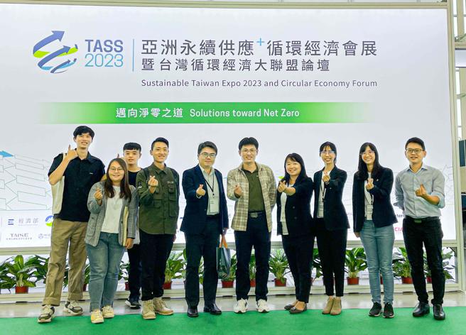 国立中山大学环境工程研究所教授陈威翔（右六）团队携手日月光半导体公司，独创环保技术，透过适当处理和再生，成功将30%的工业废水转化为符合再利用标准的水质，不仅降低对环境的衝击，也有助于解决水资源短缺问题。（图片来源：国立中山大学提供）