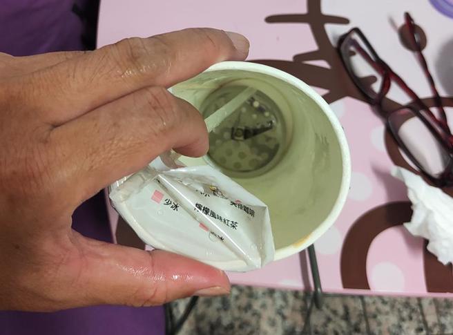 高雄网友在脸书社团中公布照片，可以看到速食南霸天汉堡店的饮料杯底竟出现铁网，让网友直呼「超噁！」。（翻摄自「爆料公社」／任义宇高雄传真）