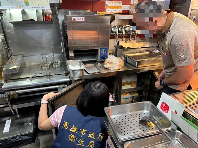 卫生局前往稽查，将针对冰槽滤网脱落依食品安全卫生管理法开罚，另外发现有作业区缺失也将依同法要求限期改善。（卫生局提供／任义宇高雄传真）