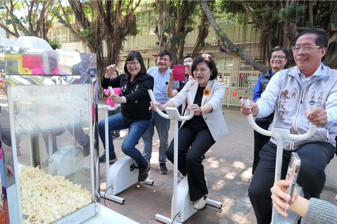 云林县虎尾镇廉使国小获选全国唯一高中以下国家永续发展奖，28日云林县长张丽善（前右二）体验踩单车发电制作爆米花的减碳生活。（张朝欣摄）