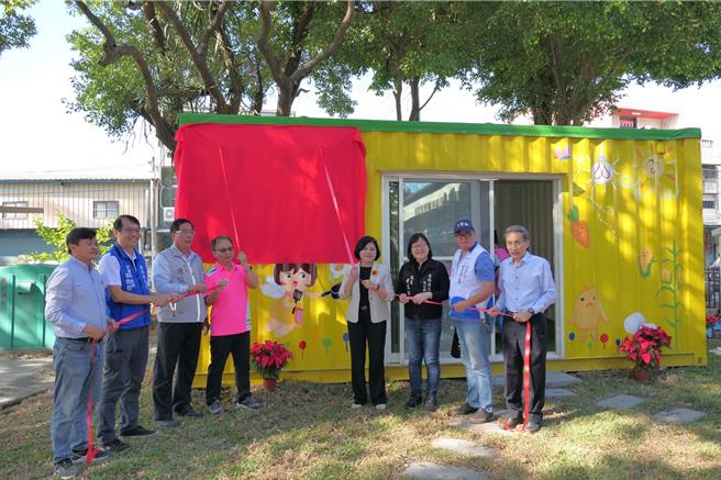 云林县虎尾镇廉使国小获选全国唯一高中以下国家永续发展奖，28日云林县长张丽善（右四）启用货柜屋改造的轻食厨房，推广「吃在地、食当季、不挑食」观念。（张朝欣摄）