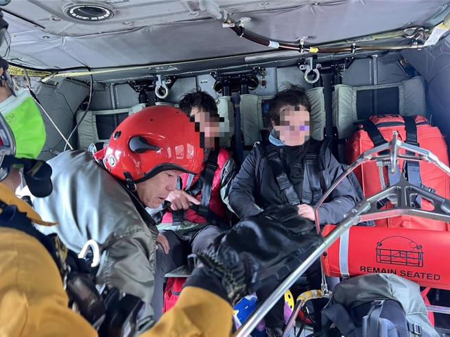2名失聯法籍登山客28日平安被尋獲，並搭乘直升機降落高雄小港機場，隨即後送小港醫院。（屏縣消防局提供／林和生屏東傳真）