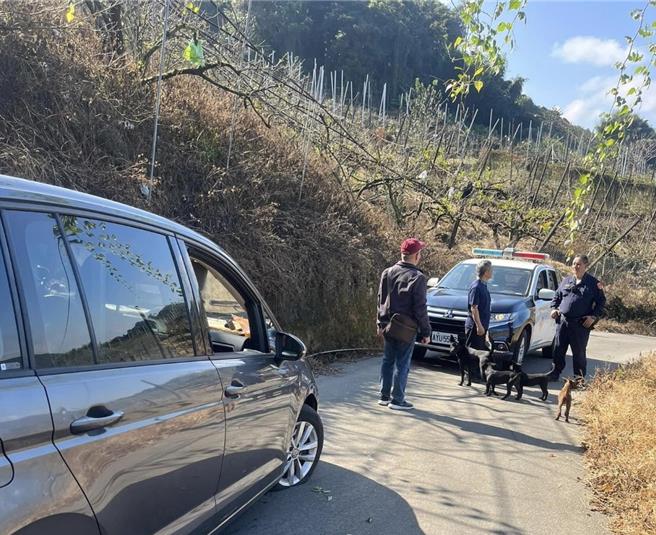 男子日前迷途並爆胎在台中摩天嶺，警方獲報馳援。（警方提供）
