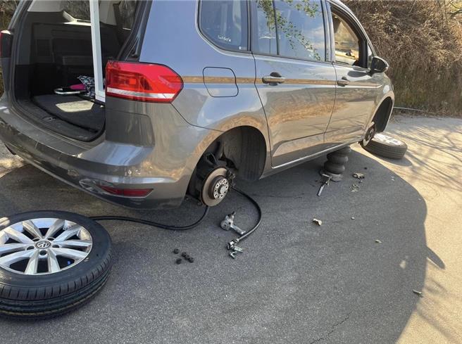 男子日前迷途並爆胎在台中摩天嶺，警方獲報馳援。（警方提供）