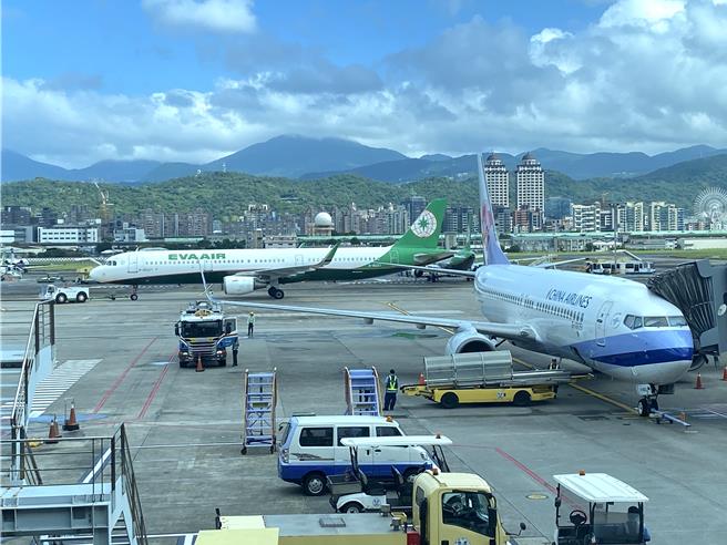 2024首波春节台金机票提供逾7万5千个座位数，12月6日晚间6点开放订位。（于家麒摄）