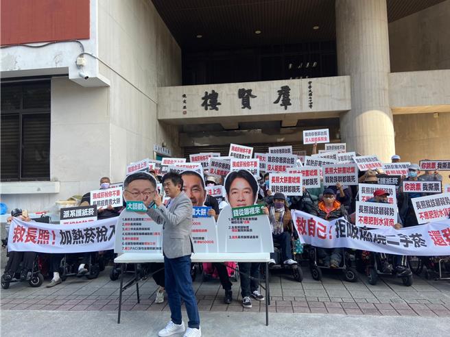 媒体人彭华干（中）强调长照也会因加热菸问题受损。（陈鸿伟翻摄）