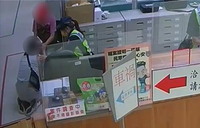 台中市86岁周姓阿嬷（左二），本月20日外出散步走失，被台中市警三分局立德派出所寻获，孙女（左一）赶到派出所激动跪在阿嬷面前，祖孙情深展露无遗。（警方提供／王煌忠台中传真）